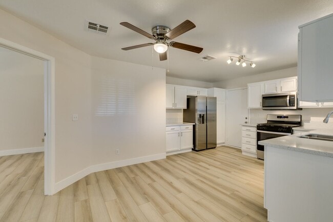 Building Photo - Charming 3-Bed, 2-Bath Single-Story Home i...