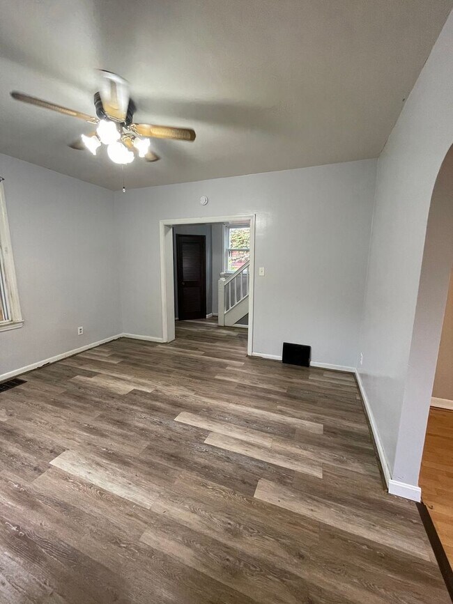Building Photo - 456 Woodlane Ave