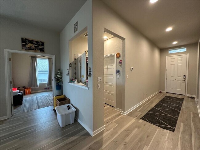 Building Photo - 441 Saturnia Dr
