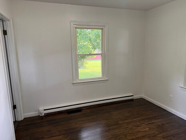 Building Photo - 3 Bed/1.5 Bath House