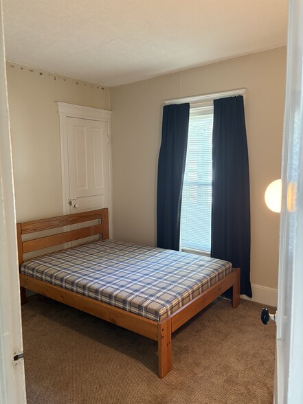 Second bedroom - 606 Dewey Ave