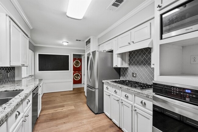 Building Photo - 5019 Oak Forest Dr