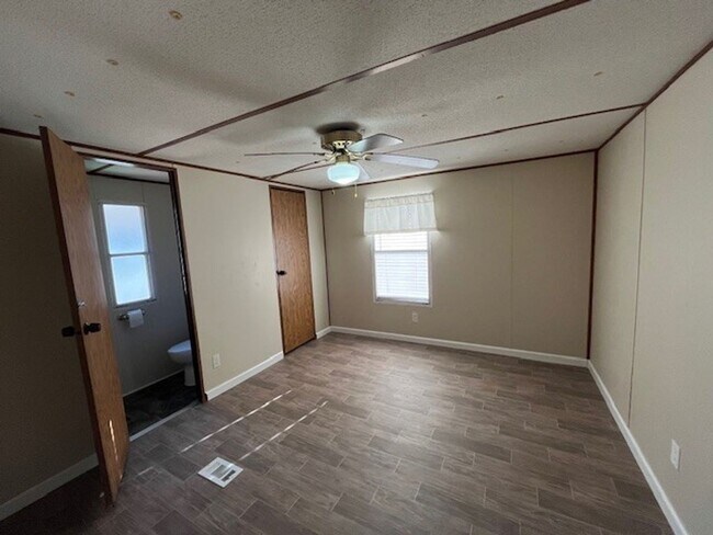 Building Photo - Welcome to this charming 2-bedroom, 1.5-bathroom home located in the desirable area of Leland, NC