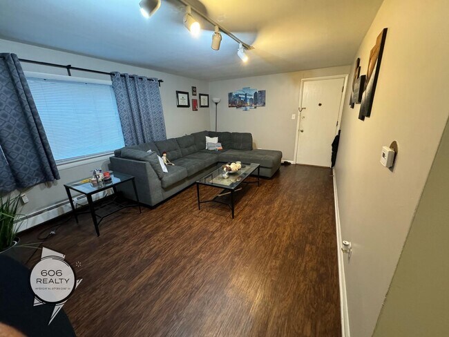 Building Photo - Updated Berwyn Unit with Heat Included!