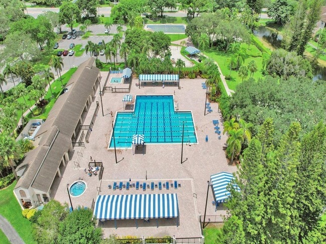 Building Photo - 3853 Carambola Cir N