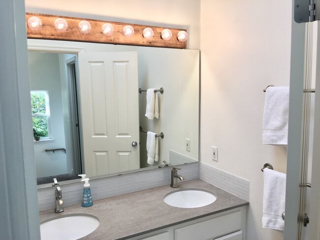 Building Photo - Stylish Townhome in Broadview