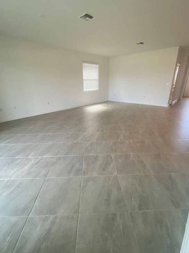 Building Photo - 4 bedroom 3 bathroom home in Timber Creek