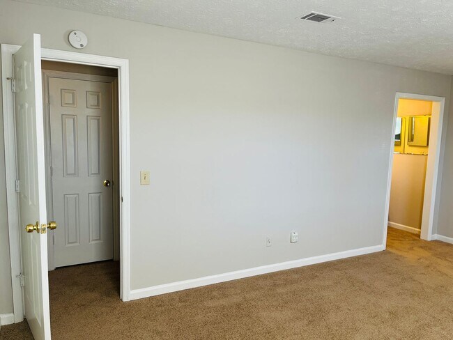 Building Photo - Welcome to Smyrna! Prime location, newly renovated, private fenced backyard, must see!