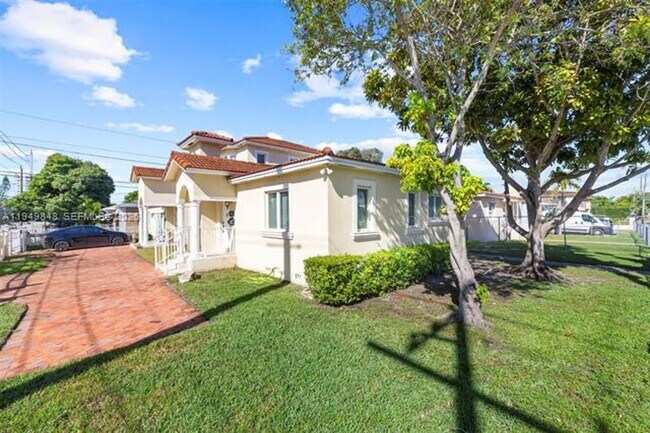 Building Photo - 3411 SW 27th St