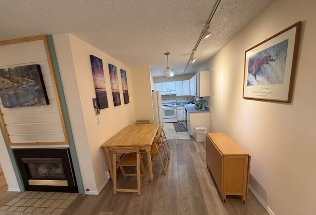 Building Photo - Spacious 3BR Townhome | 50 Yards to Coal Creek Trail!!