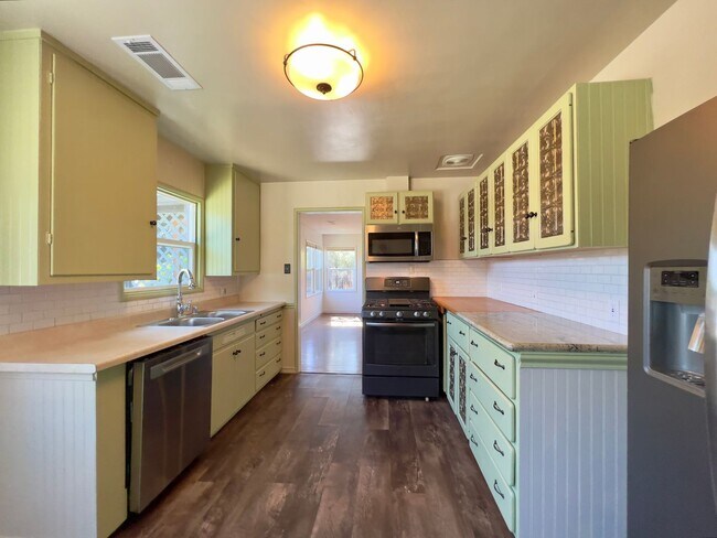 Building Photo - MON301