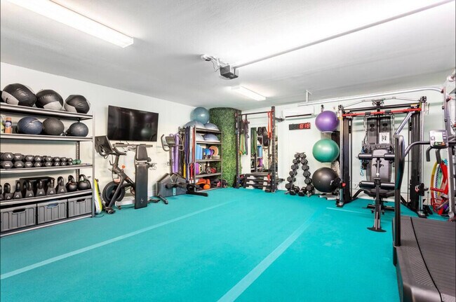 Building Photo - 509 S Willow Ave