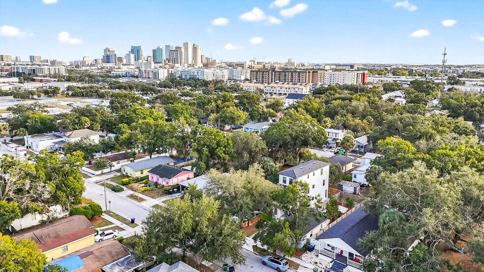 Building Photo - 1734 W Cherry St