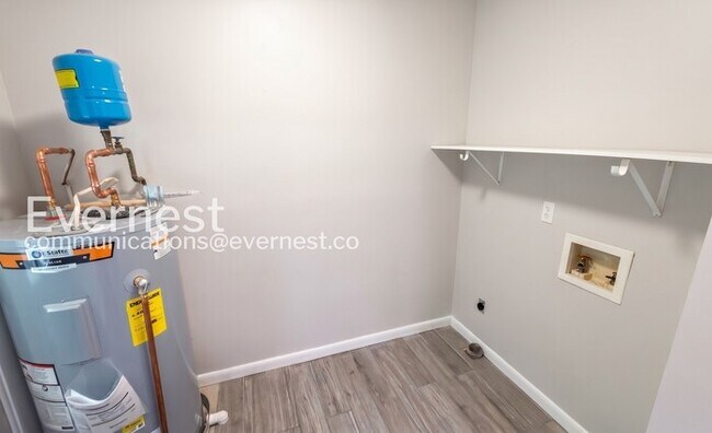 Building Photo - 3 Bed/2 Bath Home with Fenced Yard / Available Now!