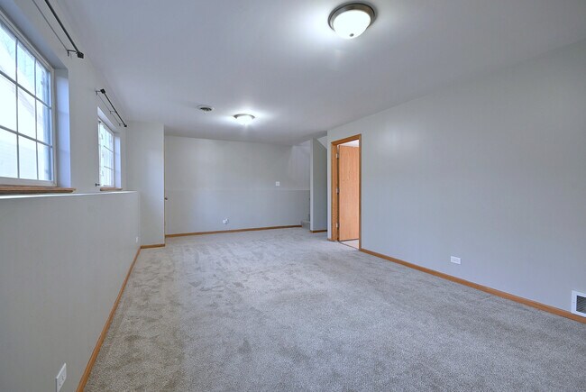 Building Photo - 19 E Pineview Dr