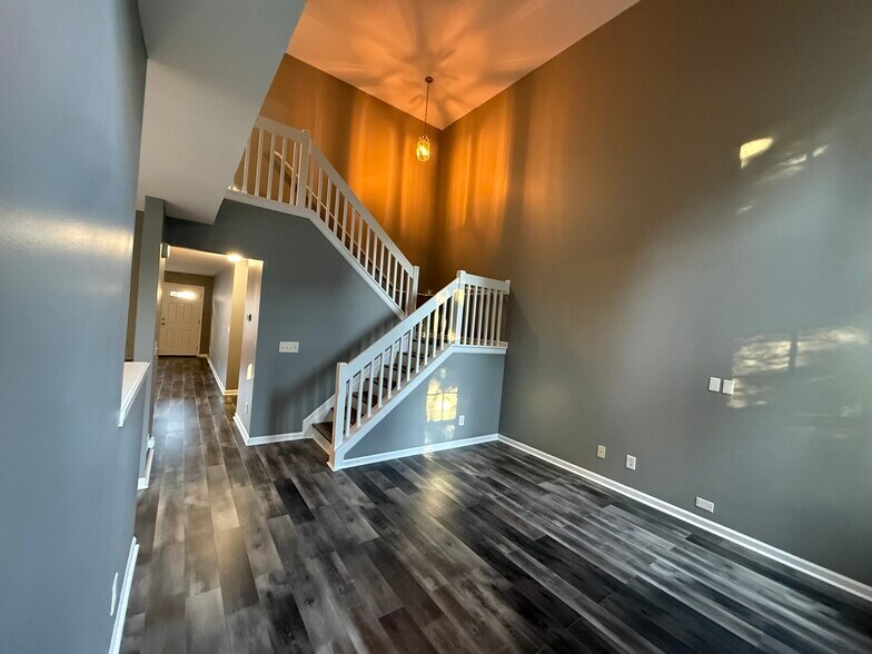 Building Photo - 225 Blue Robin Way