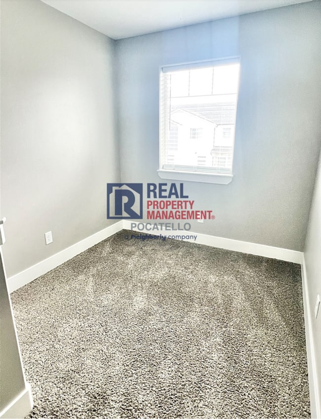 Building Photo - 3 Bedroom 2.5 Bathroom Town Home - 1 Car Garage - Small dog allowed