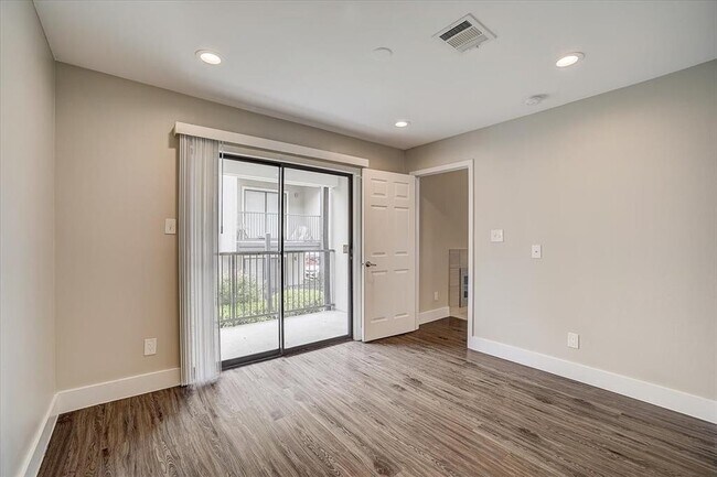 Building Photo - 935 La Posada Dr