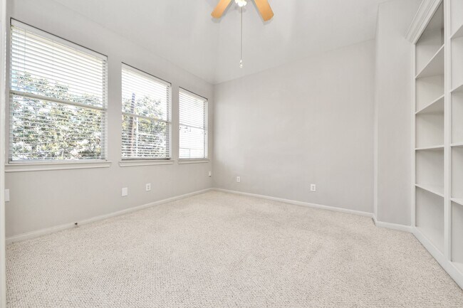 Building Photo - 5346 Hidalgo St