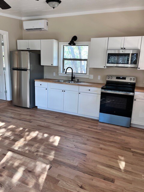 Fully equipped kitchen with new stainless steel appliances - 1565 Pump Station Rd