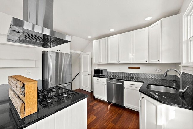Building Photo - Modern 4-Story Townhouse in Tacoma’s Histo...