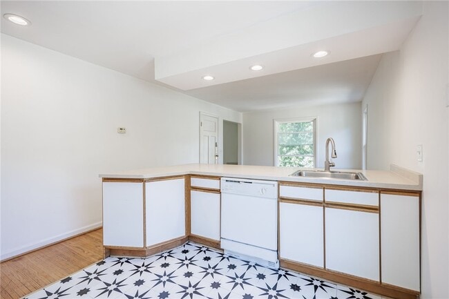 Building Photo - 257 Averill Ave