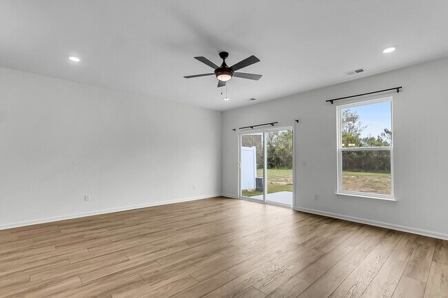 Building Photo - Move-In Ready Home in the Heart of Goose Creek