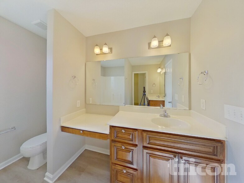 Building Photo - 131 Mews Ct