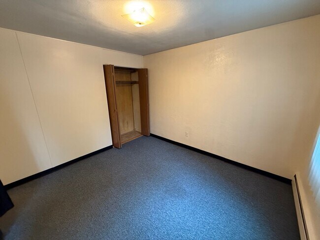 Building Photo - 433 E Dowling Rd
