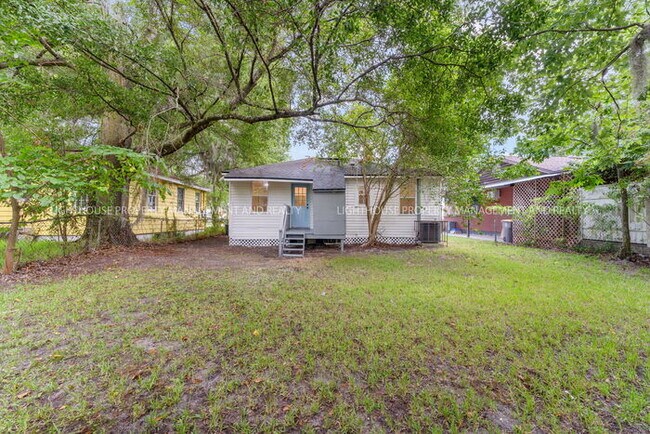 Building Photo - Charming Newly Renovated 2-Bedroom Home Ne...