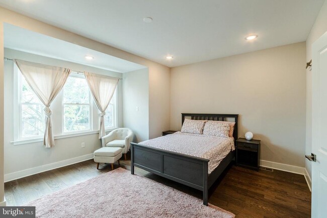 Building Photo - 4841 Larchwood Ave