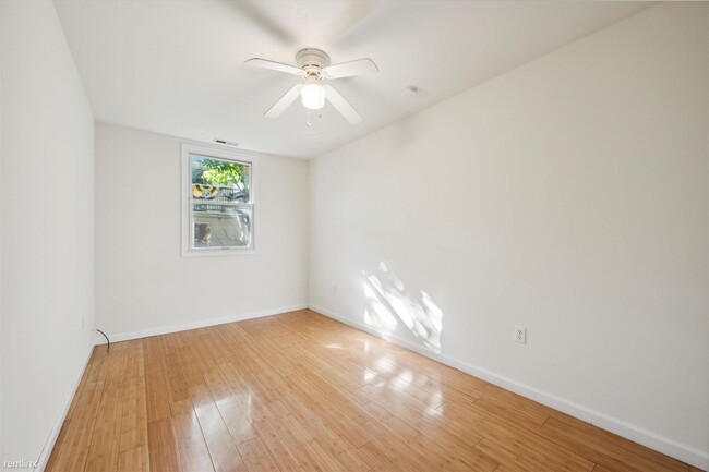 Building Photo - 4 br, 2 bath Triplex - 1708 N 18TH ST Unit...