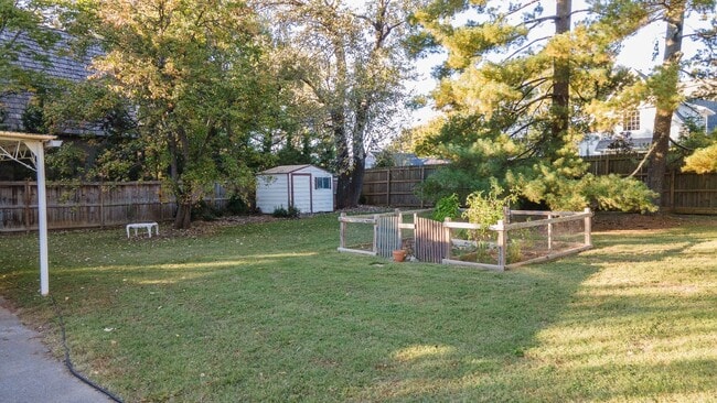 Building Photo - **ADORABLE DUBLEX IN BELLE MEADE WITH AMAZING YARD SURROUNDED BY MULTI-MILLION DOLLAR HOMES**