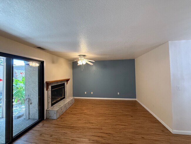 Building Photo - 2-bedroom condo near shopping, restaurants...