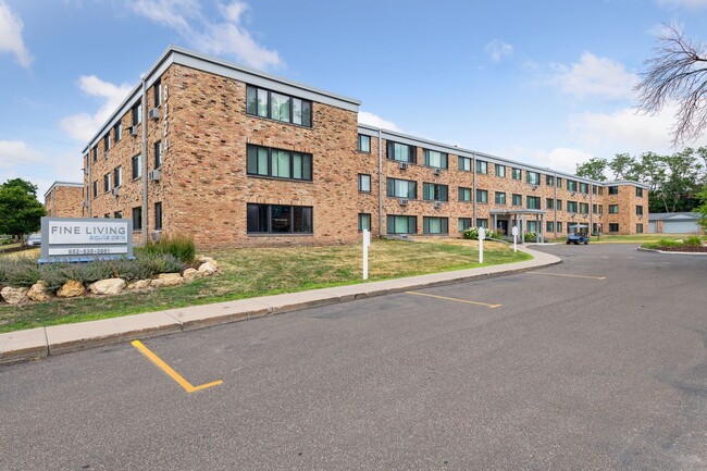Building Photo - Fine Living at Aquila Park & Royal Park