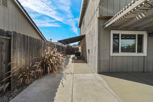 Building Photo - 743 Calico Trail