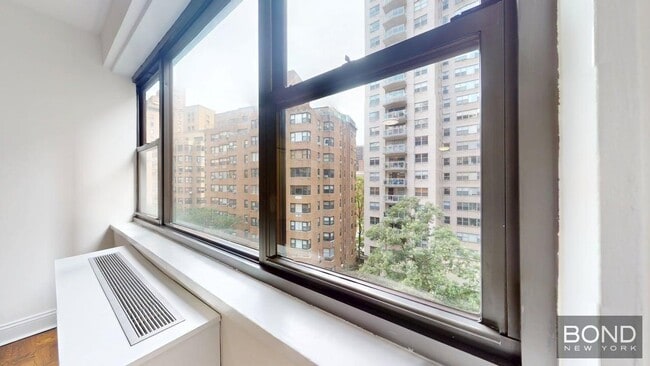 Building Photo - 405 E 56th St
