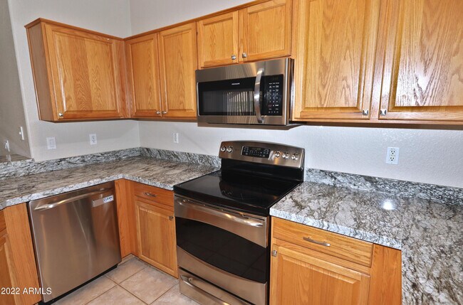 Building Photo - 14168 W Clarendon Ave