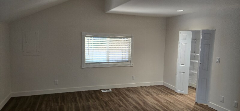 Building Photo - 1690 Kent Des Moines Rd