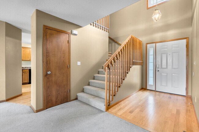 Building Photo - Beautiful End Unit Condo - 4 Bedrooms, Linn Mar Schools