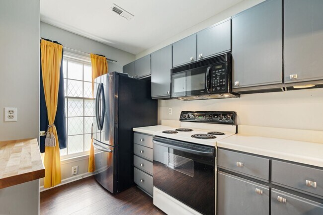 Building Photo - Spacious 3-Level Townhome Minutes from Dow...