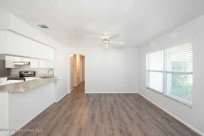 Building Photo - 2620 Elm Hurst St