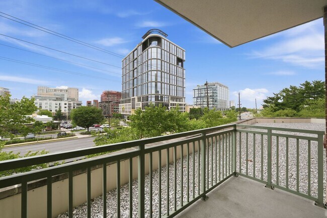 Building Photo - Bright & Renovated Condo with Pool, Gym & Parking!