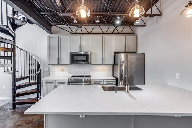 Building Photo - 3110 Thomas Ave