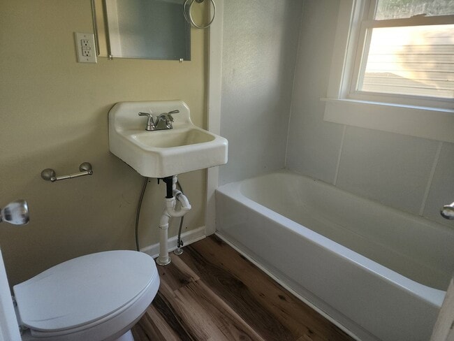 Building Photo - 2 Bed 1 Bath House Siloam Community