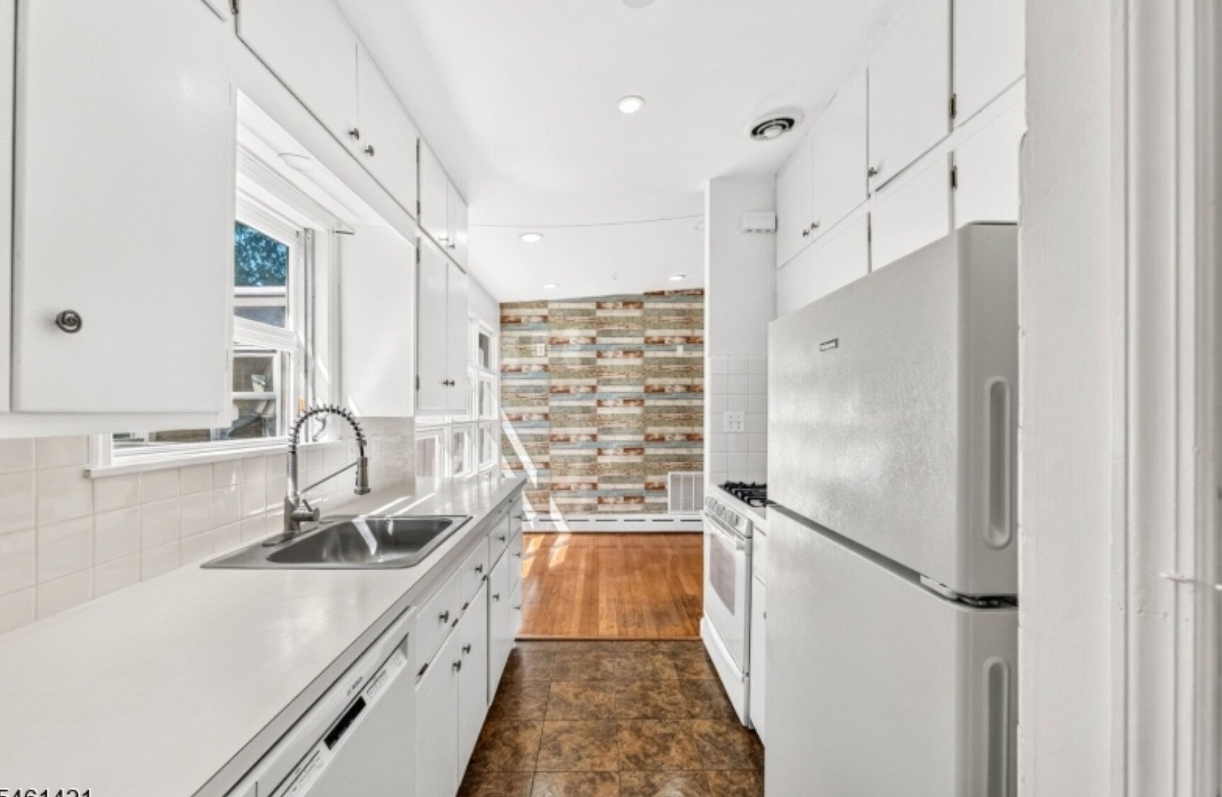 Building Photo - 879 Vosseller Ave
