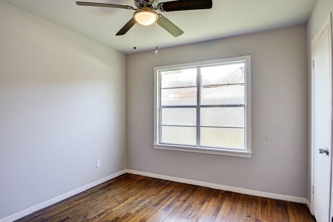 Building Photo - 131 Lakewood Dr