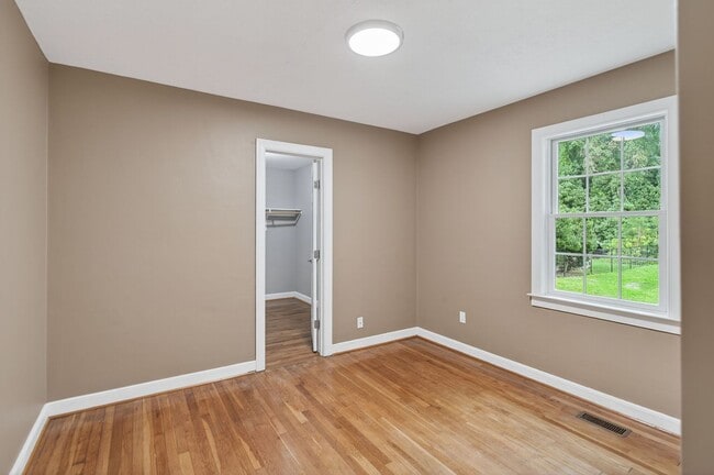 Building Photo - 4 Bedroom Rental