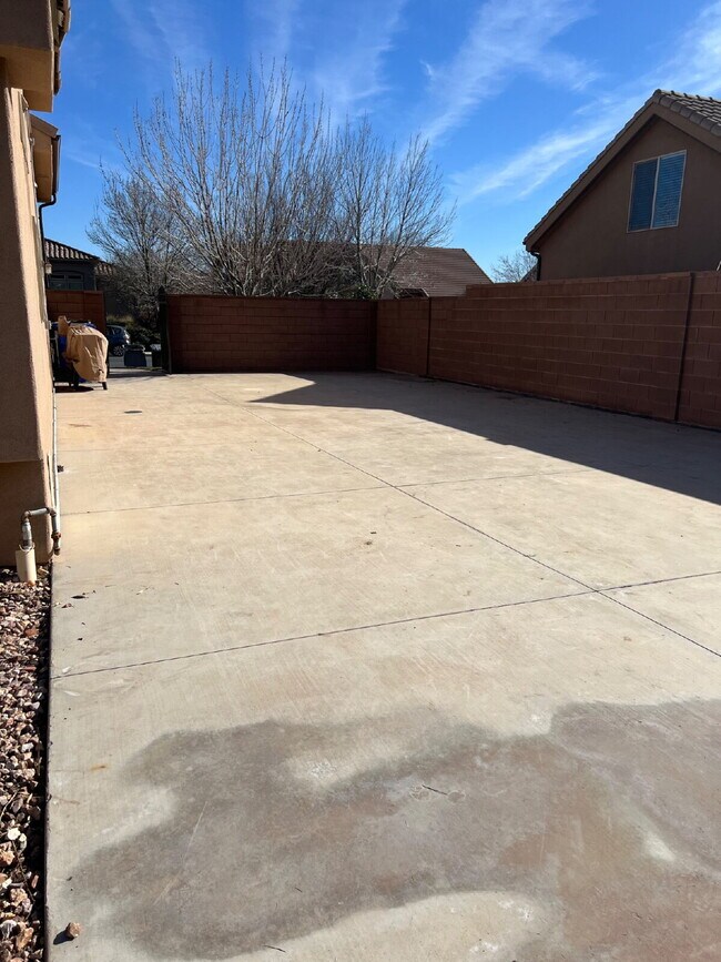 Building Photo - "Spacious 5-Bedroom Oasis with 3 Full Baths in Beautiful St. George – 2,998 Sq. Ft. of Comfort!"