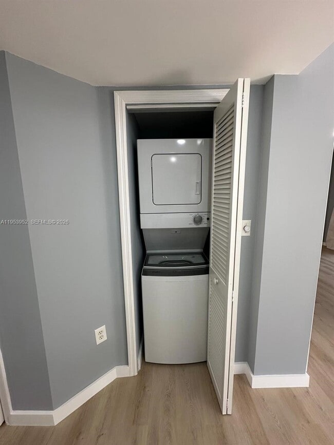 Building Photo - 1918 Brickell Ave